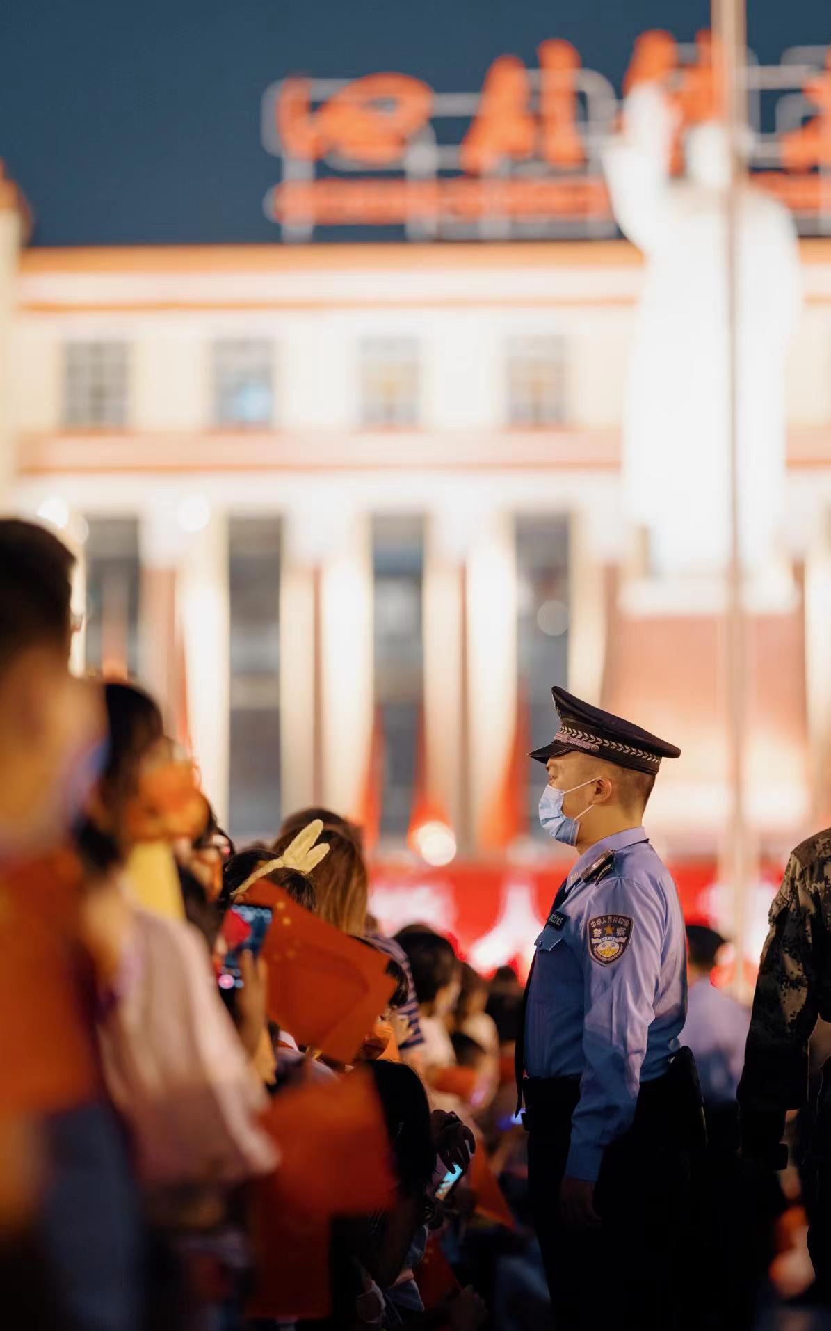 成都公安圆满完成国庆安保工作全市社会治安大局平稳有序