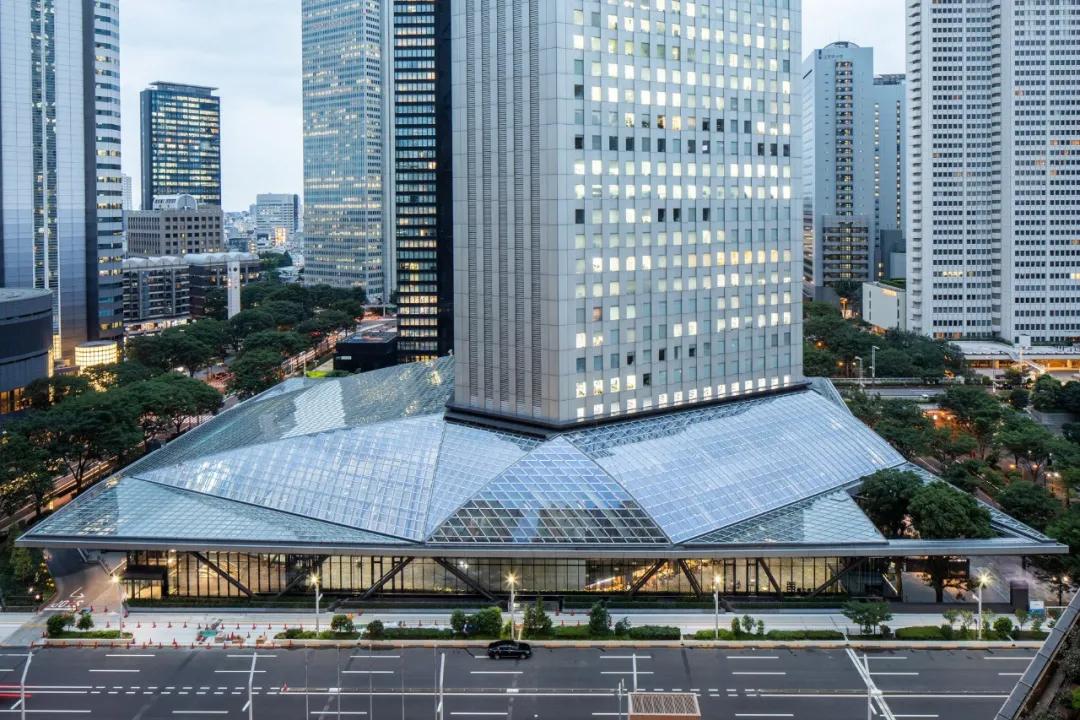 为高层穿“裙子”，新宿住友商事大楼/日建设计