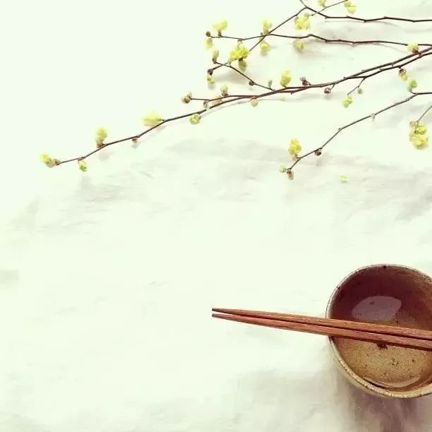 买回来的一束花如何插花,下班路上买一束花然后试着插花