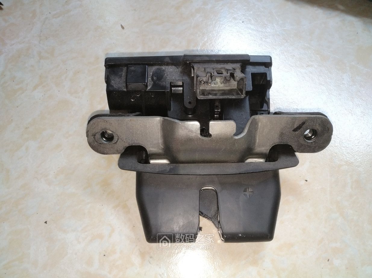 福特嘉年华尾箱关好仪表显示未关,福特嘉年华后备箱锁维修