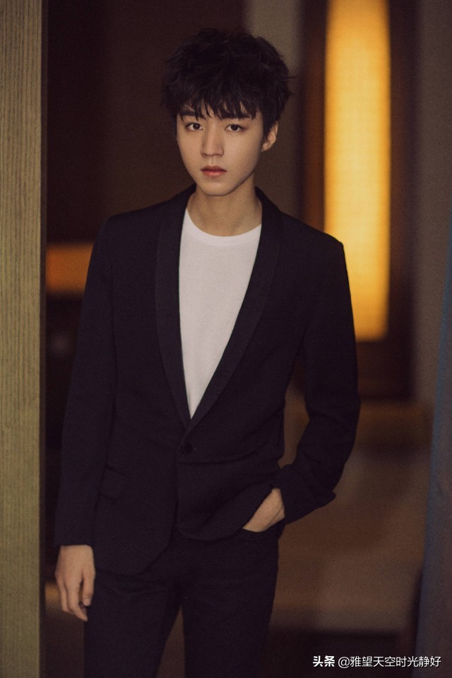 痞帅风男明星壁纸黑色,黑色西装壁纸