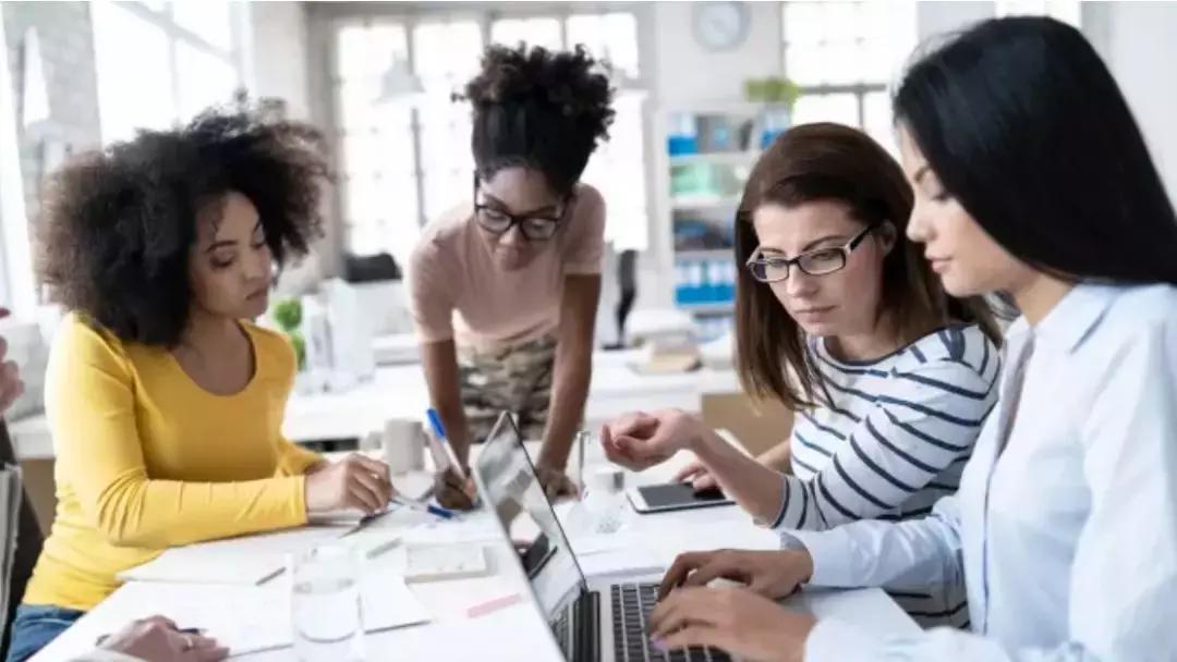 你花几千块烫别人天生的一头金发大波浪，头发究竟怎么长的