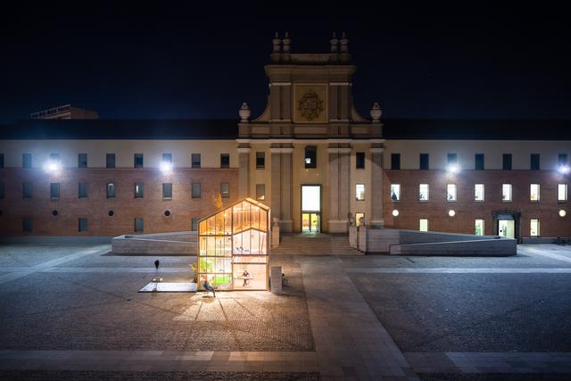 面面俱到的透明木楼,马德里庭院中央的艺术家城市住宅装置