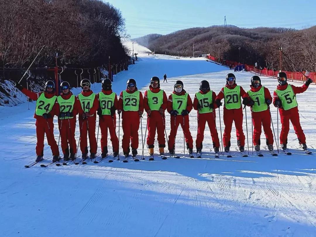百里荒滑雪和五峰滑雪场哪个好玩 (百里荒滑雪2021何时开场)