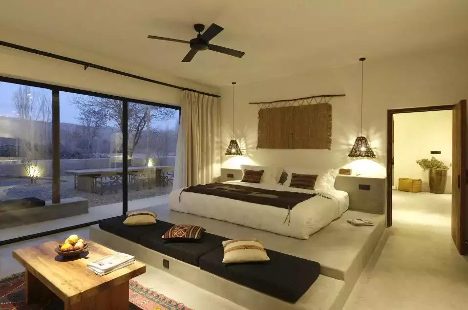 把泳池搬进沙漠，圈黄河做庭院，一个男人的西部世界，可以有多野