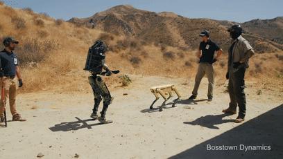 遭遇百般霸凌后，机器人竟将枪口对准人类