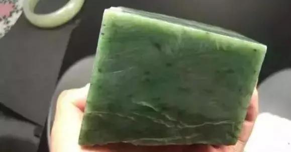 俄罗斯碧玉菠菜绿为何越戴越浅,俄罗斯碧玉什么绿最好