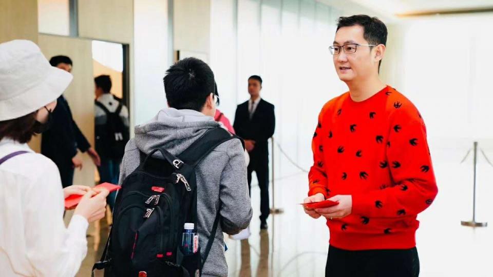 腾讯怎么赚钱的,腾讯的老板马化腾一个月赚多少钱