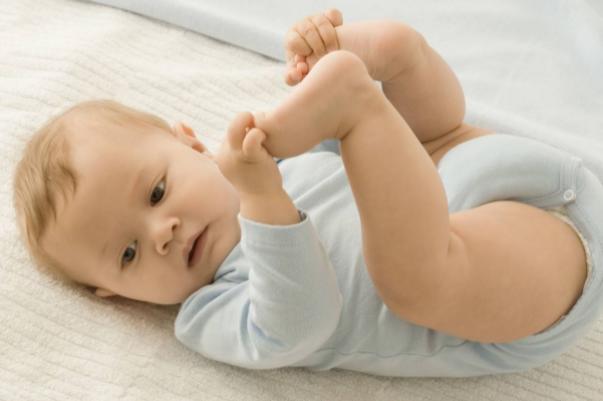 宝宝睡眠小方法,新生婴儿睡眠浅一放下就醒