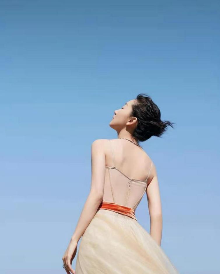 周冬雨身穿清新的薄荷色挂脖礼服,周冬雨巴黎时装周露腰撞色造型