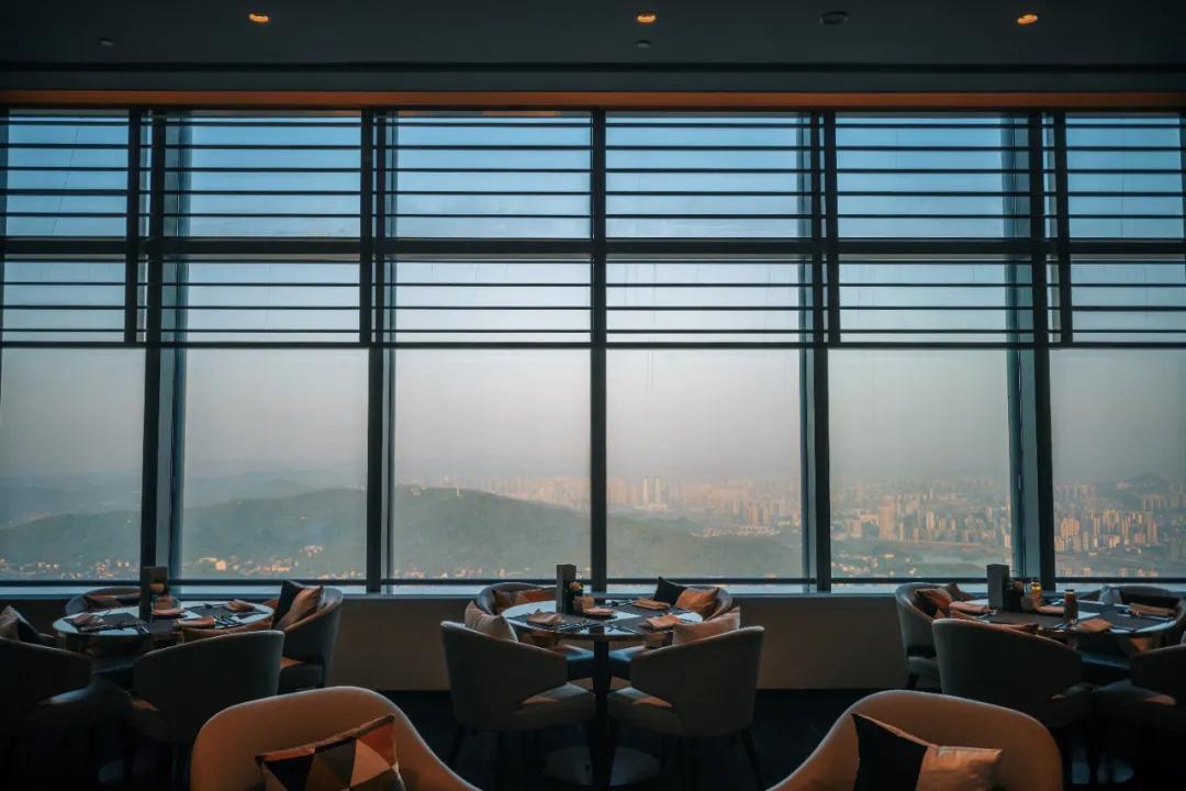 把繁华踩在脚下,将吃喝囊括周边。去长沙要住地标里