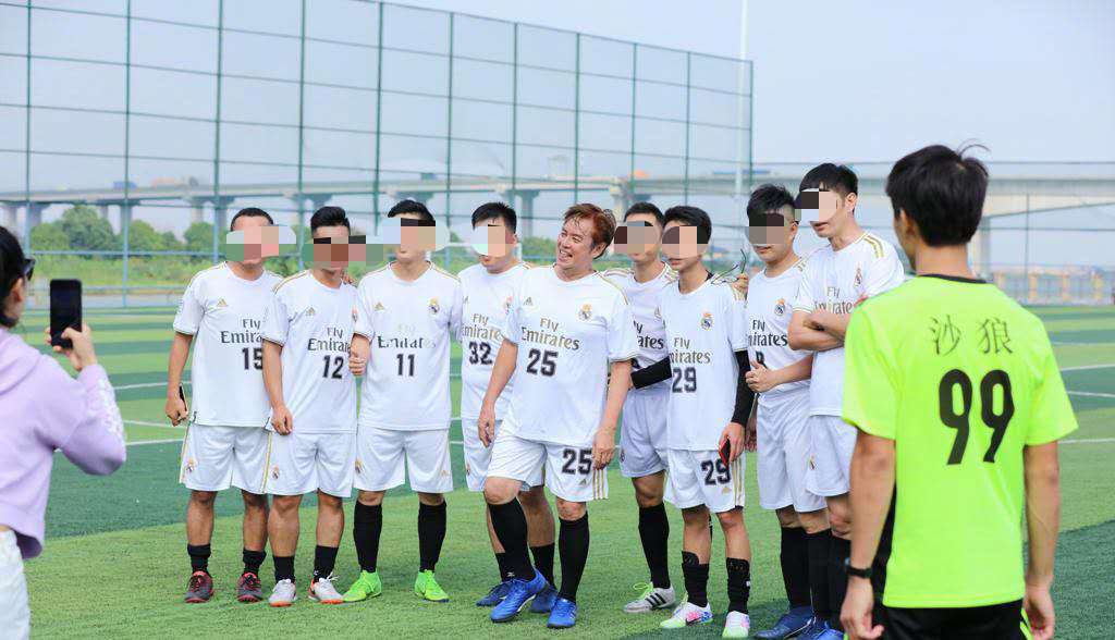 当你们还在关心谭咏麟“睡粉”，我却完全被71岁的他的状态吸引