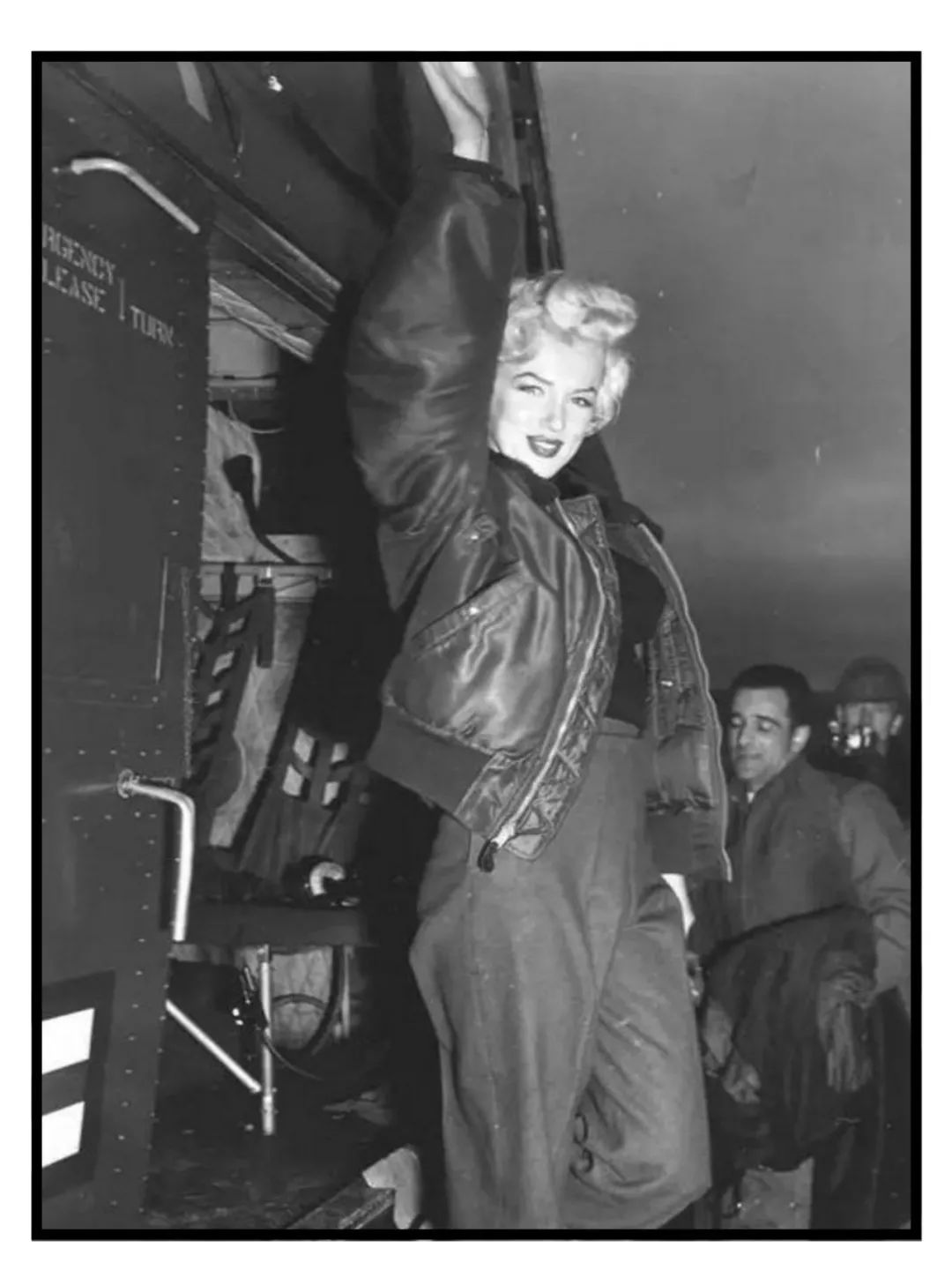 没想到皮夹克还有减龄的作用！“人间芭比”lisa和超模都在穿