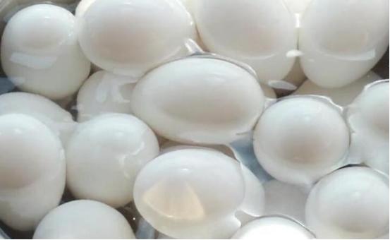 鹅蛋腌好后蛋清有一层黑膜,教你家常腌鸡蛋鹅蛋