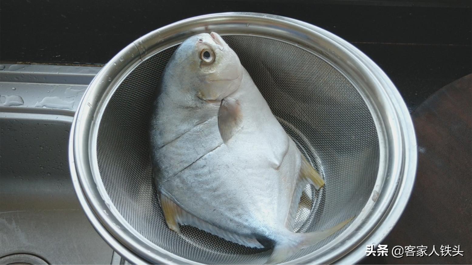 金鲳鱼加菜家常做法,香菇蒸金鲳鱼