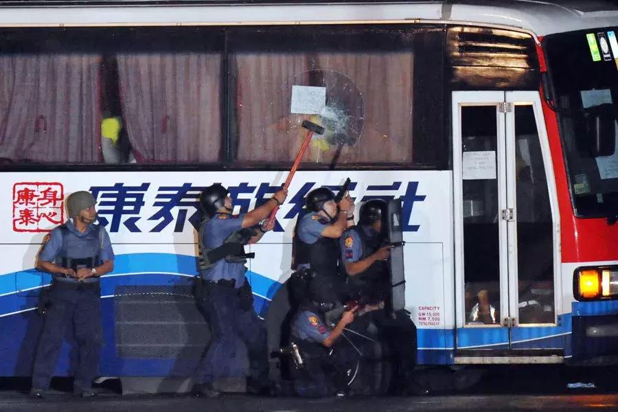 中国特警解救大巴车人质演练,中国特警仅用8秒解救客车人质