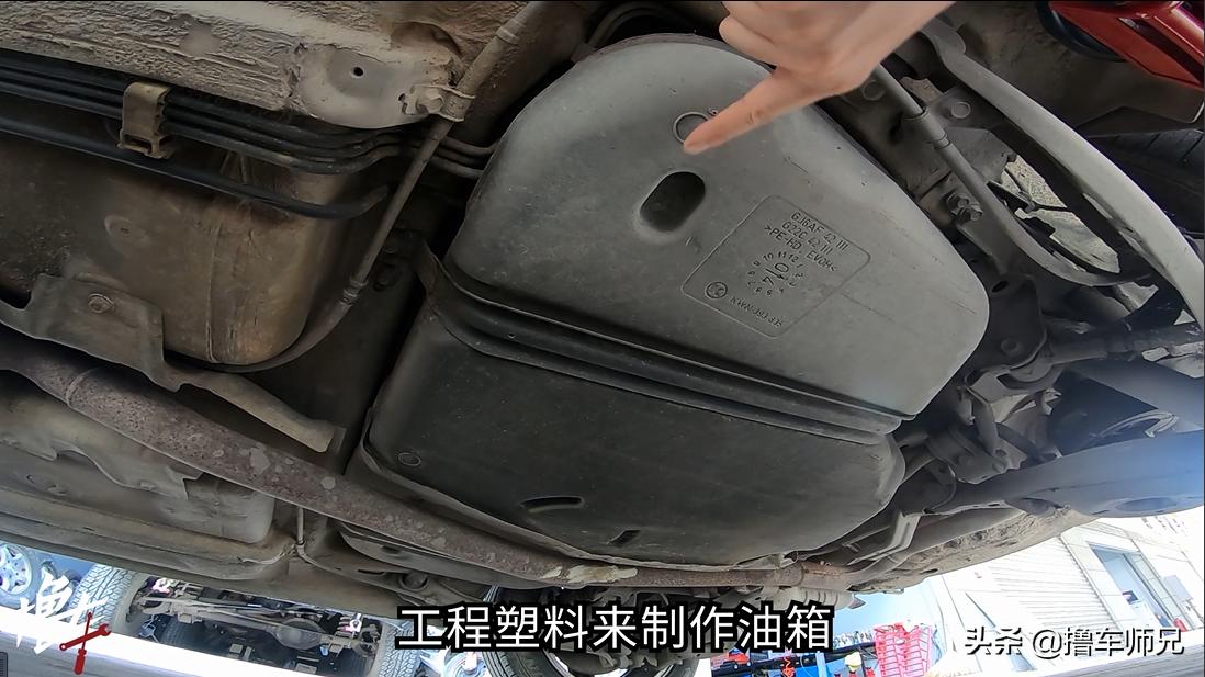 小车有汽油味会不会自燃,车内有汽油味自燃