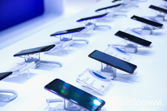 走进进博会|5G：1秒就能*载下**一部高清电影，卡一下都很难