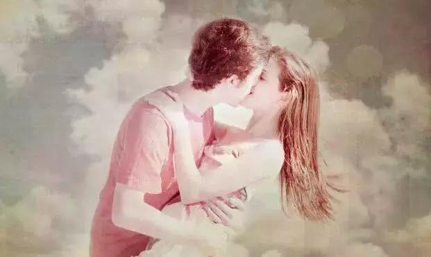 男生第一次吻你额头,男生第一次亲你的行为看出他态度