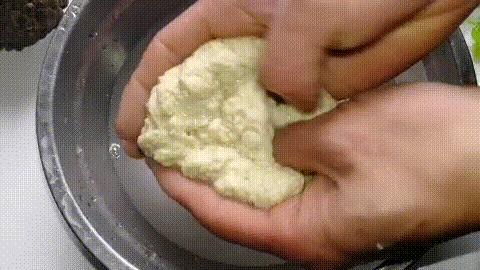 凉皮开裂沾箩不劲道？看60岁凉皮摊主如何操作，丝滑劲道一揭就掉