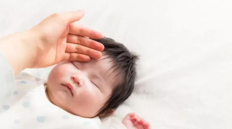 夏天这么热小孩还感冒发烧,小宝宝风热发烧