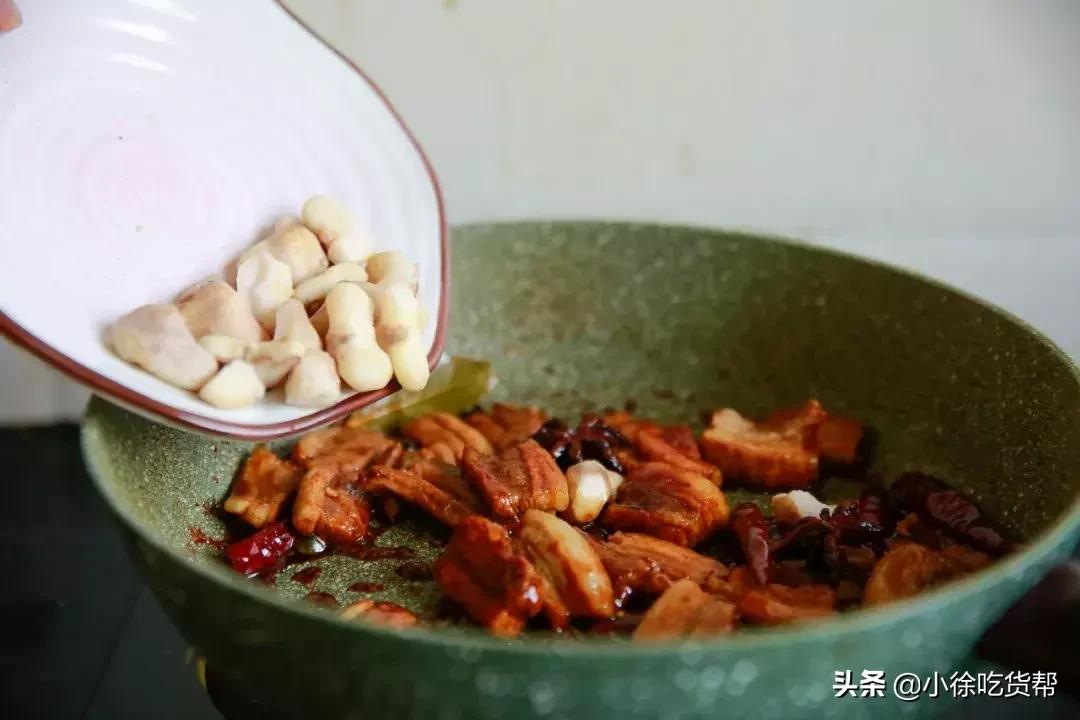 砂锅菱角红烧肉,菱角的功效与作用孕妇