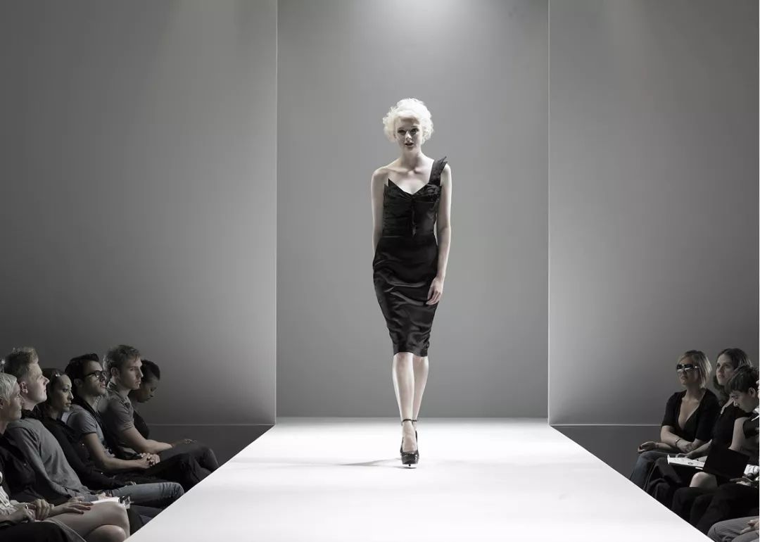 两只女鞋股爆发；福建哥仑步破产；卖鞋的“毒”APP改名