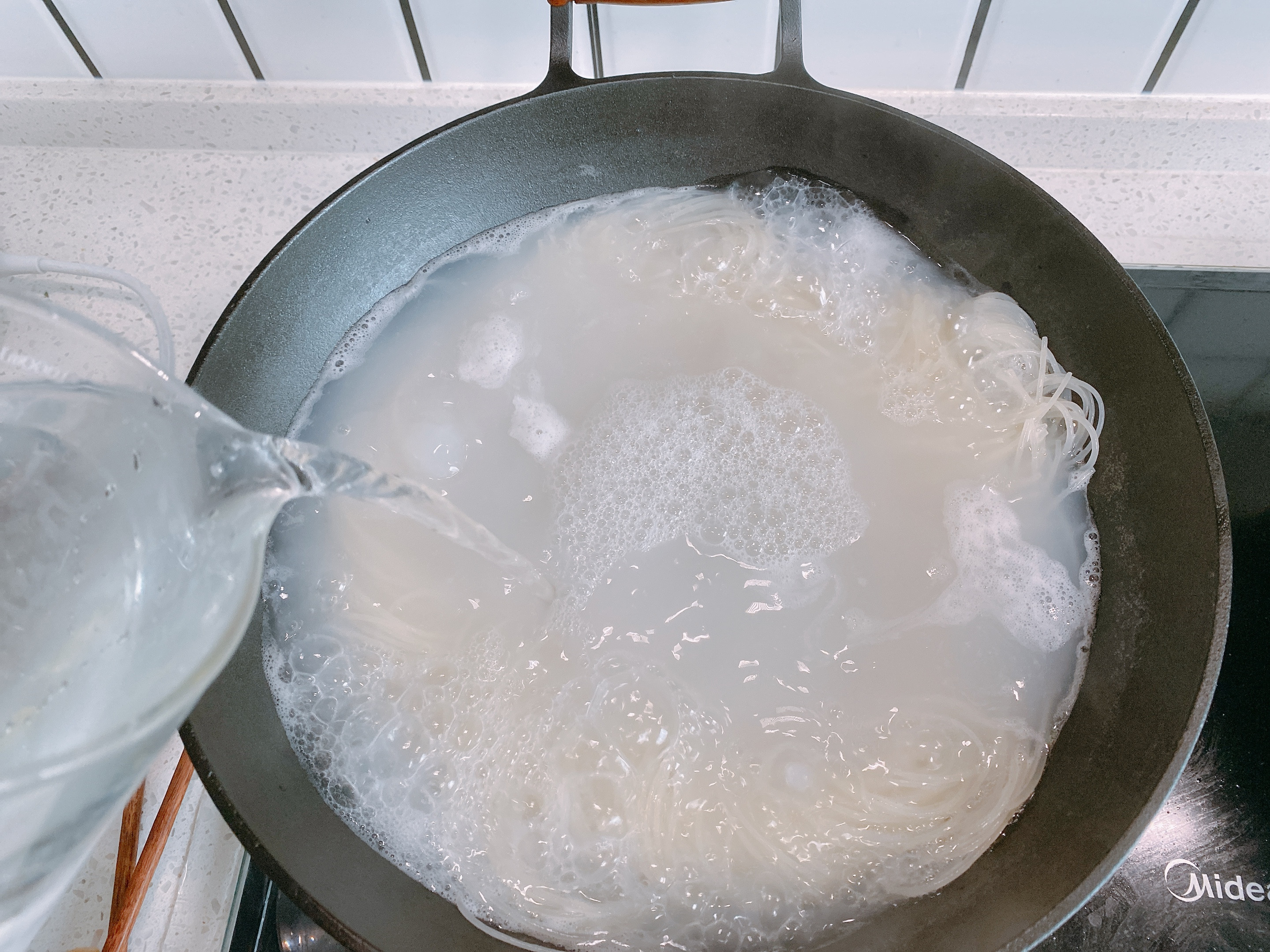 米粉炒粉怎么煮才好吃,在家做三鲜米粉最简单的方法