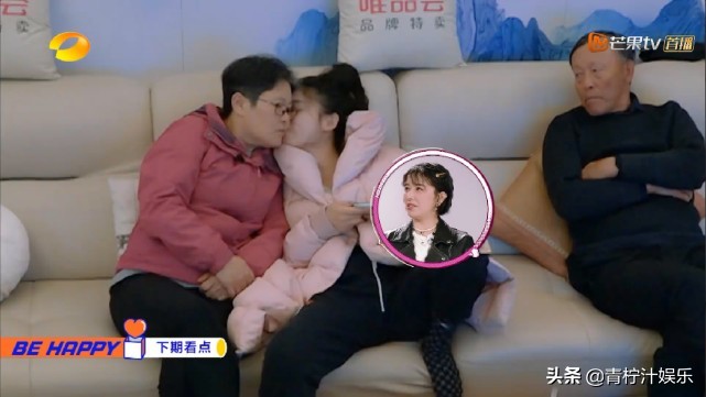 同回到娘家，林允爸妈做13道菜给女儿吃，王鸥和母亲坐姿显生疏