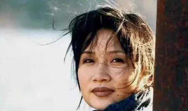 她曾是华语歌坛一姐,唱《青藏高原》爆红,却在34岁削发为尼