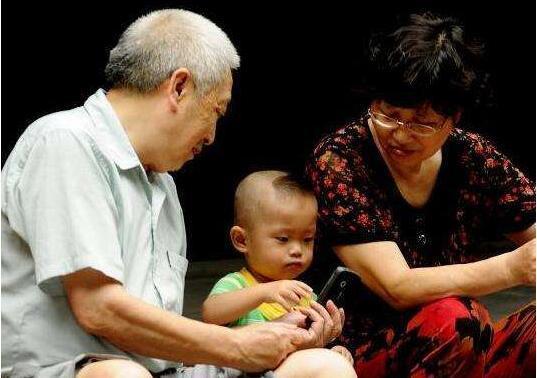 不让奶奶带娃的原因,为什么有的人不想让奶奶带孩子