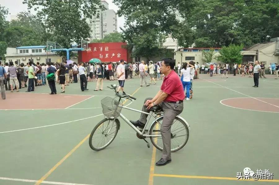 令人泪目的99张照片高考,高考家长等待图片