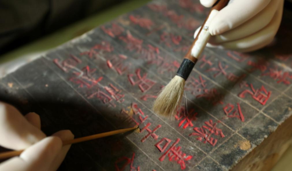 重庆工人修缮千手观音像，无意触发秘密机关，揭开800年前的历史