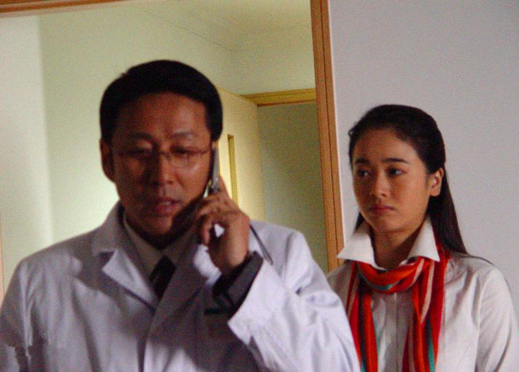 白月光是肖战和谁的,白月光是男主男扮女装的知乎小说