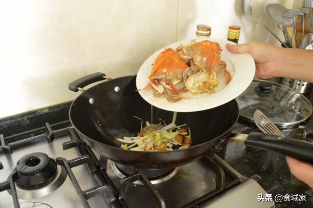 只有葱姜怎么做螃蟹好吃,葱姜爆炒毛螃蟹怎么做