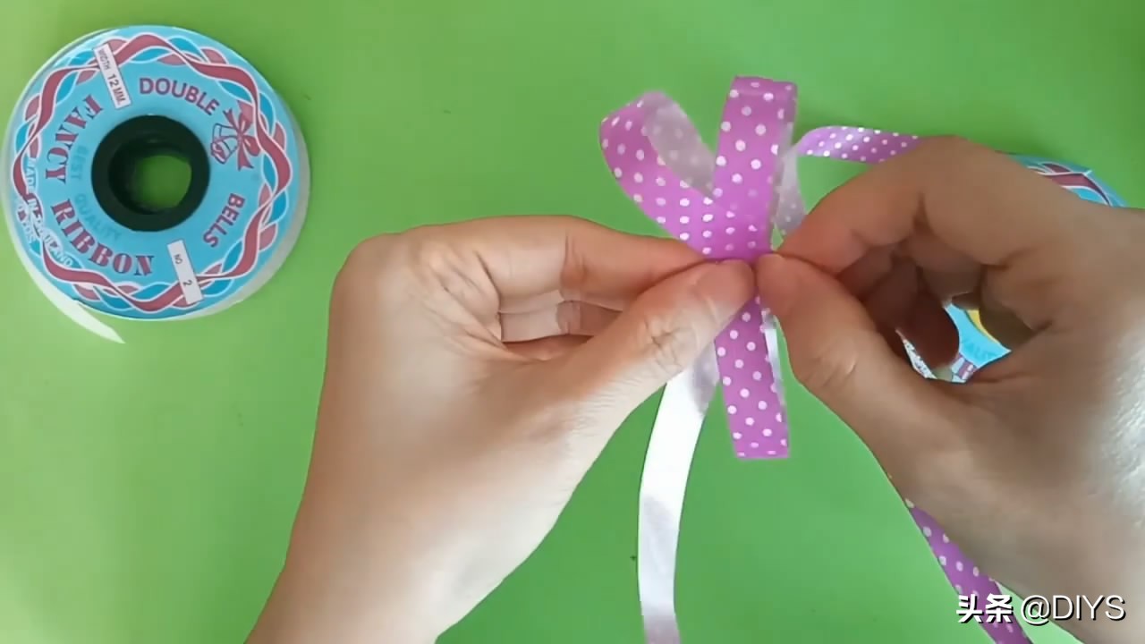 塑料彩带蝴蝶结的打法图文,多根彩带蝴蝶结的打法