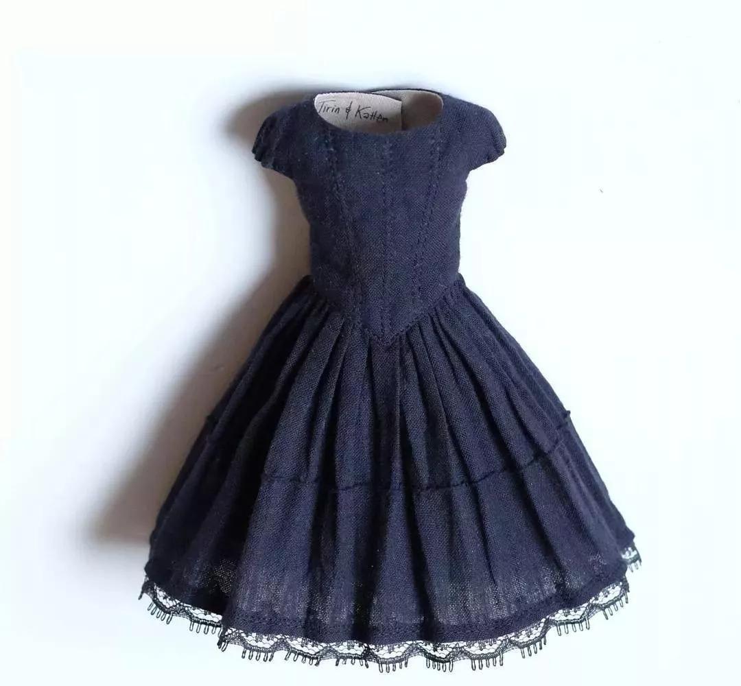 恨不能把她的芭比娃衣穿上自己身上......