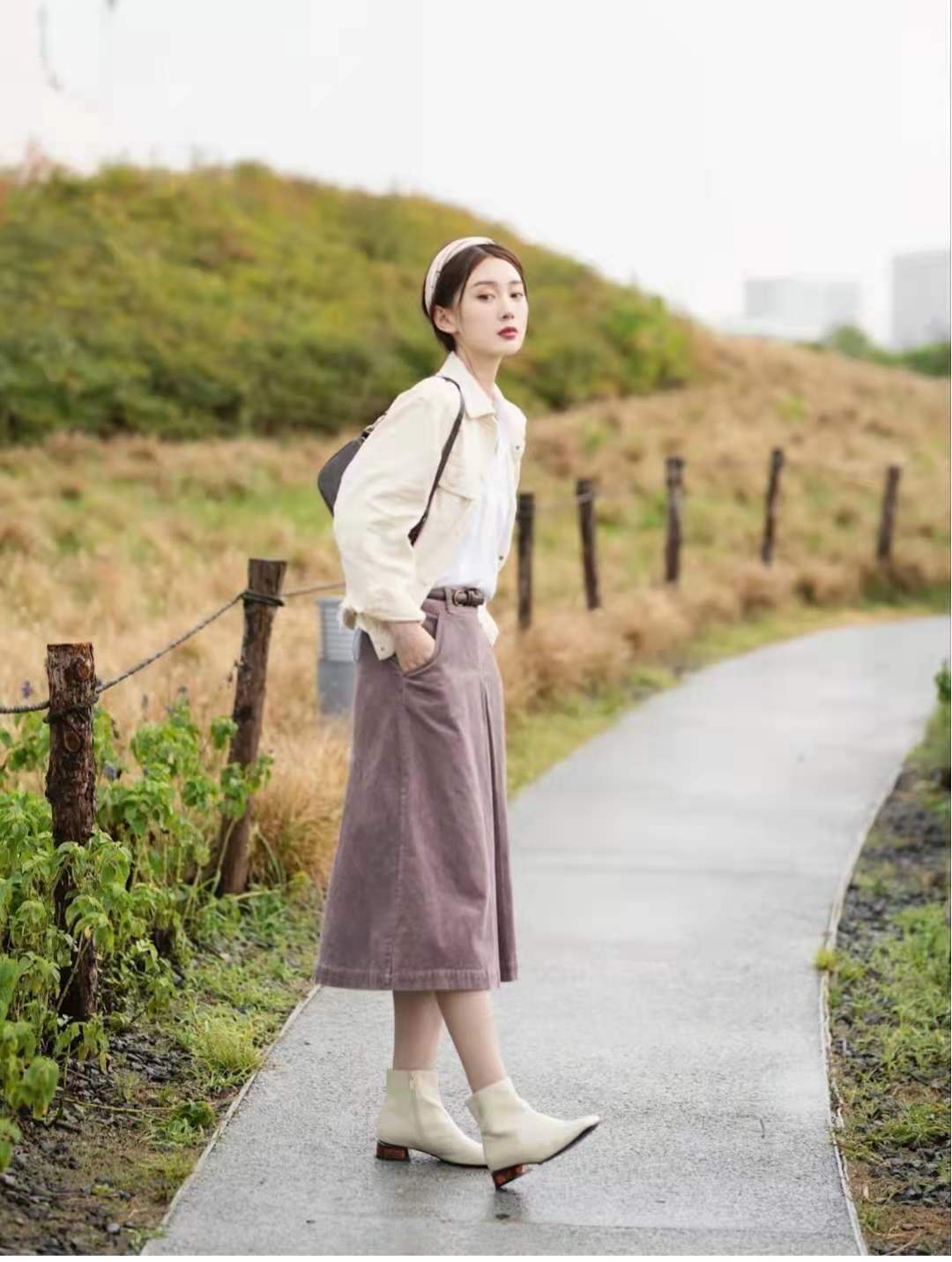 羽绒半身裙配什么上衣外套,秋天半身裙怎么搭配上衣