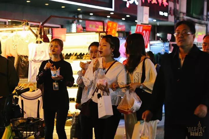 武汉步行街摆地摊,在武汉摆地摊的老乡们