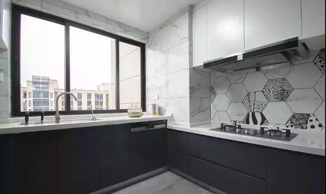 请木匠打柜子好还是定制柜子好,木工打柜子和半定制柜子哪个好