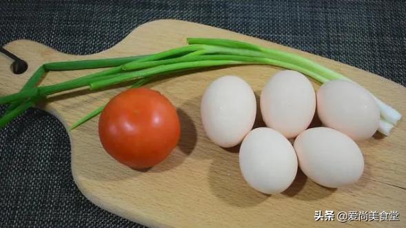 西红柿炒鸡蛋加上它味道更好吃,西红柿别再炒着吃了