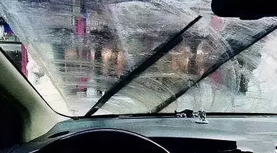 玻璃油膜影响行车安全,玻璃油膜对行驶有什么危害呢