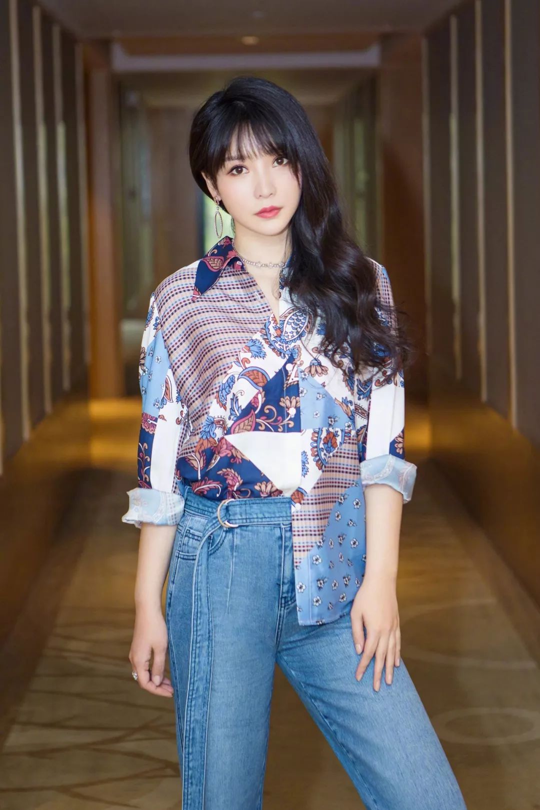 一个低胸性感女王，私底下想活得更严肃和朴素