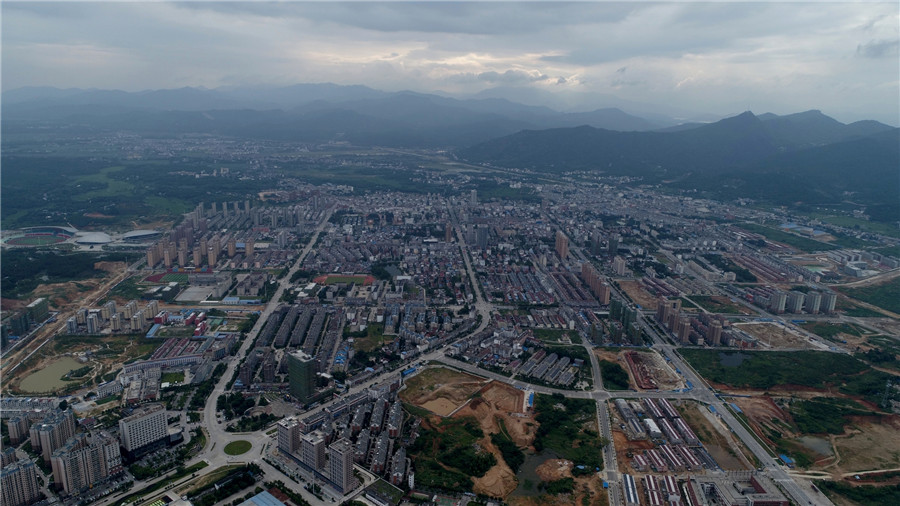 大别山脚下，长河岸边，40年崛起一座新城