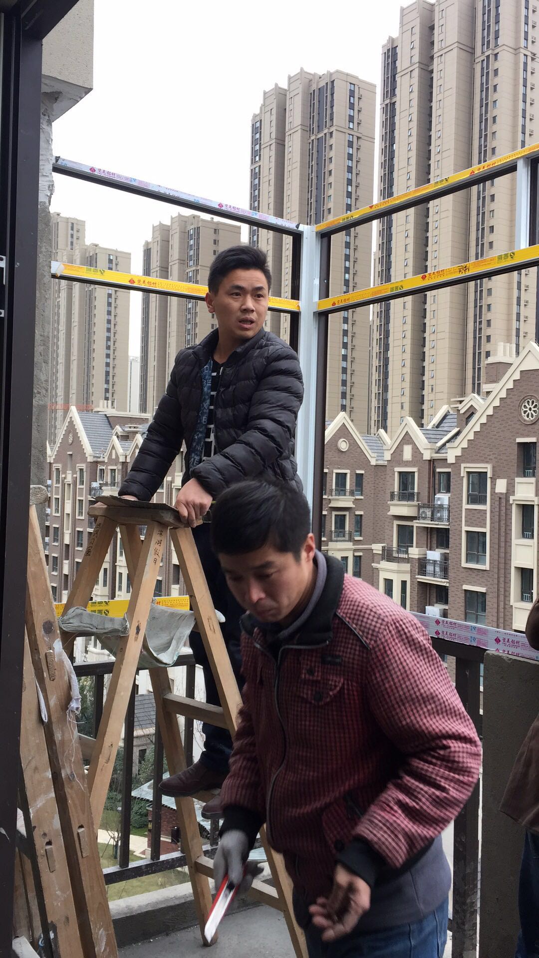 北风吹得窗户呼呼作响,北风吹得窗户呼呼响