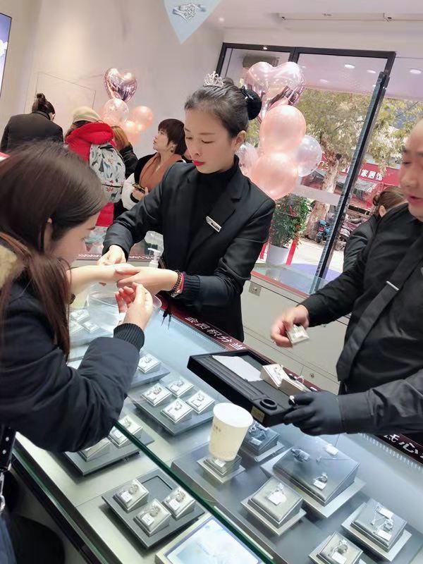 庆美珠宝旗下代理再添新品牌克徕帝进驻襄阳掀起钻石定制时尚风