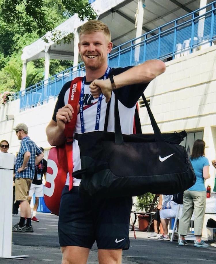 男1号为你解密:球员入场时为何背2个包?包里有哪25样东西?