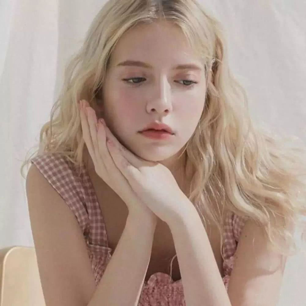 干性皮肤更缺水还是更缺油,干性皮肤特别容易起皮