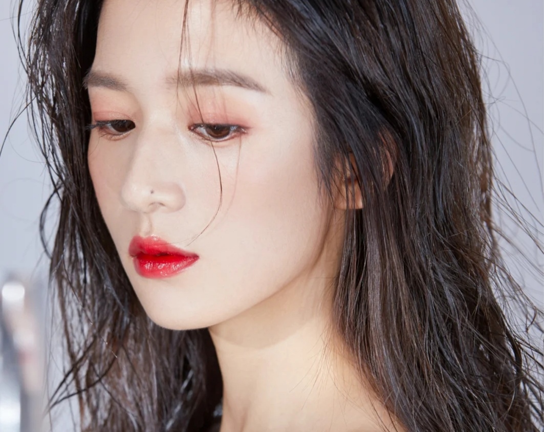 发廊如何快速吹干女长发入门教程,快速吹干女生长头发的实用技巧