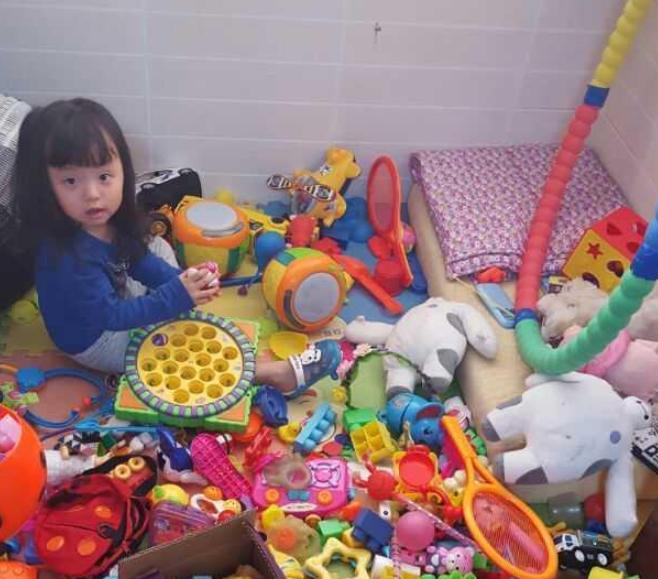 小朋友把超市的桃子扎了个洞,熊孩子把超市桃子扎了个洞